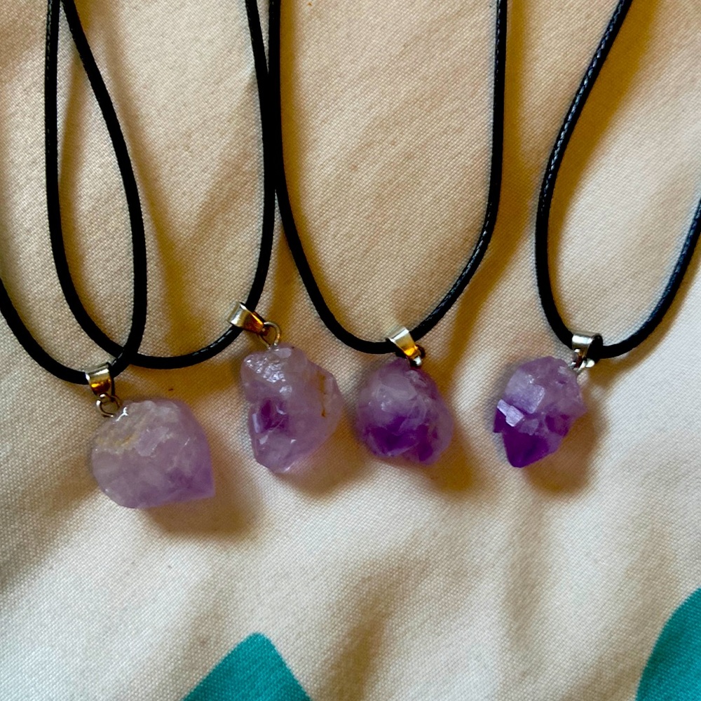 Raw amathest chackra crystal necklace . Super cute, mental and physical healings
